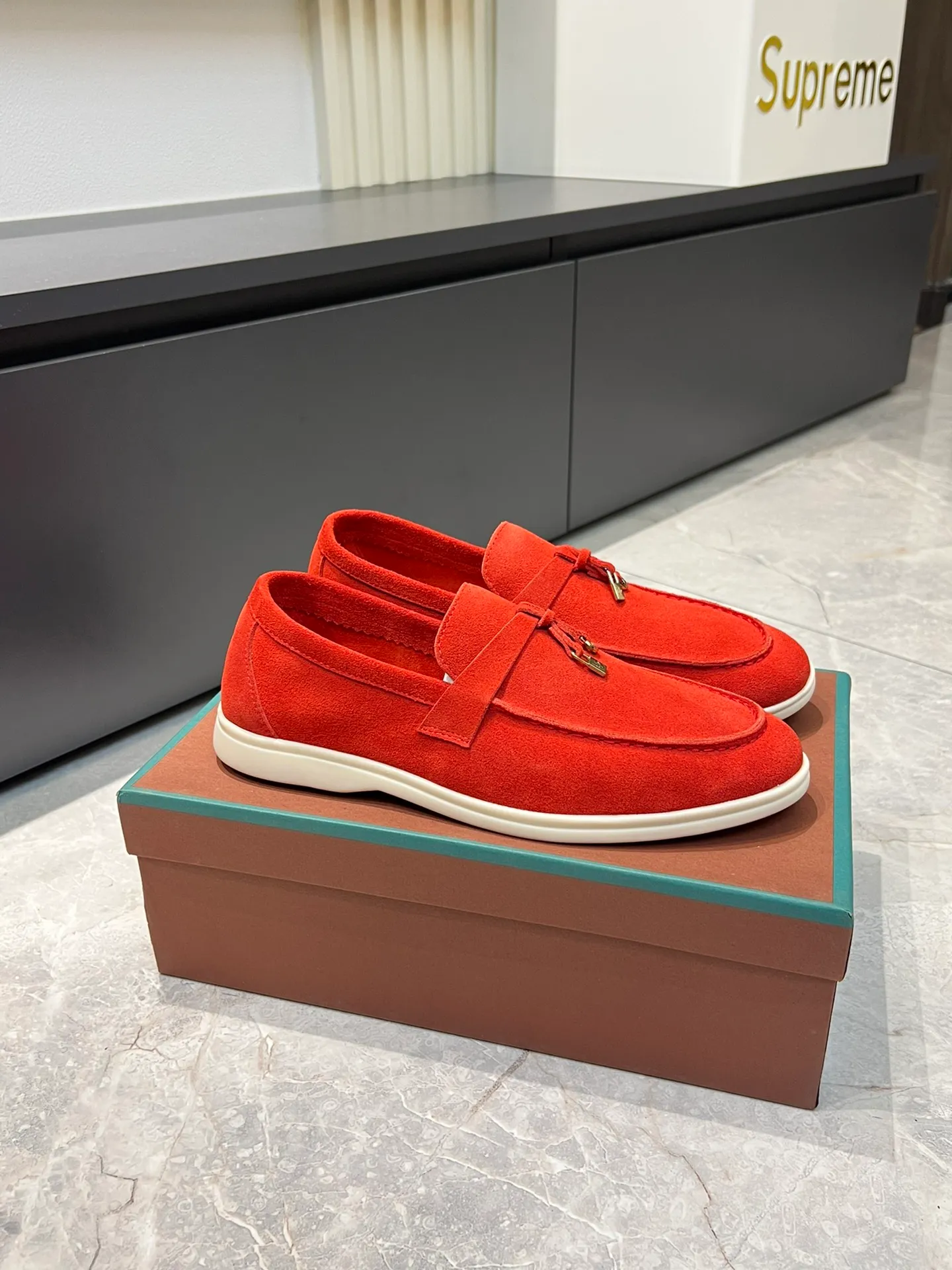 Men's shoes 💰p360 "Loro men's shoes 💰pian'*" Classic L men's shoes for couples 💰p Top version British flat loafers, a must-have item in old money style, the minimalist design is eye-catching and durable, a plus point for dressing The soft foot feel and texture are outstanding. They don’t scratch your feet and are very nice. They are matched with soft and waxy soles. They can be worn daily for a long time without getting tired. They are easy to wear, versatile and classic items, with perfect foot feel and texture! Imported cashmere fabric, the lining is made of imported A-grade water-dyed cow lining, the top version of the genuine leather midsole is sewn with pure handmade mark thread! Size: Female 35-40 (34. Customized) Male 38-44 (45.46. Customized)